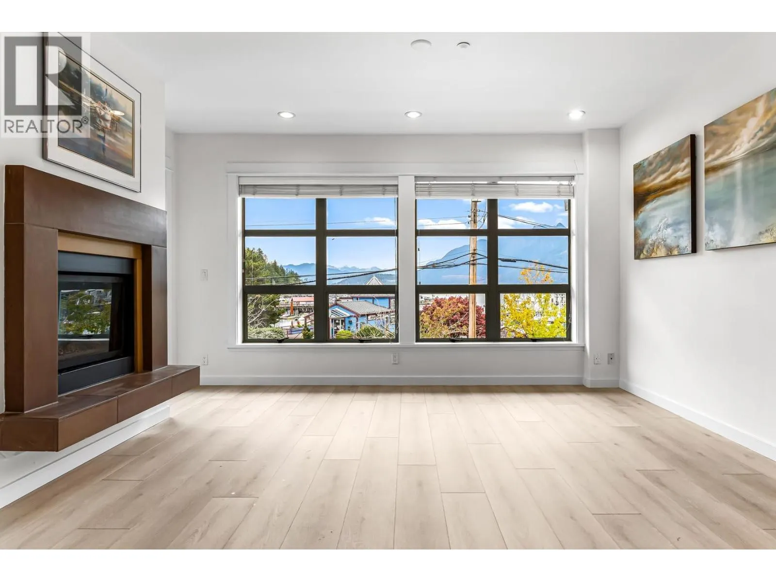 201 6688 ROYAL AVENUE