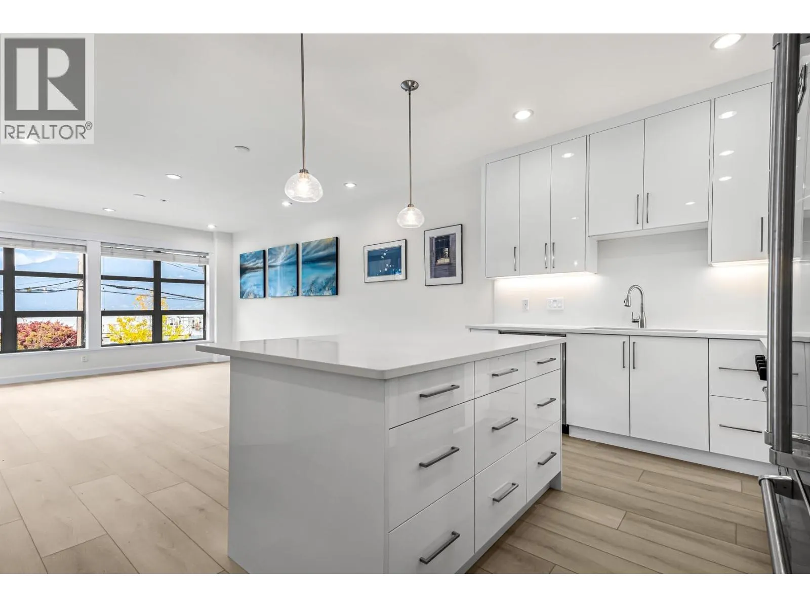 201 6688 ROYAL AVENUE