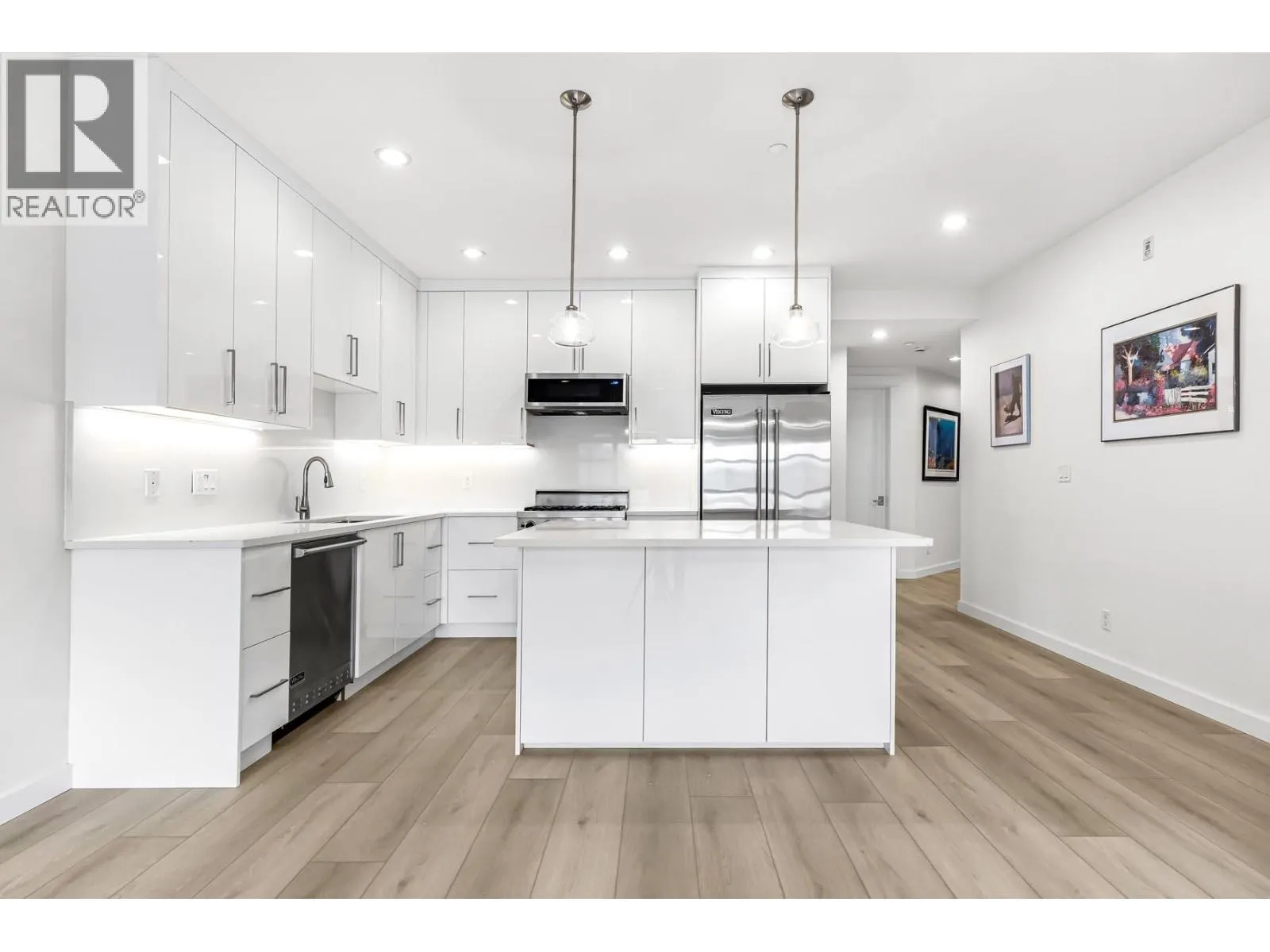 201 6688 ROYAL AVENUE