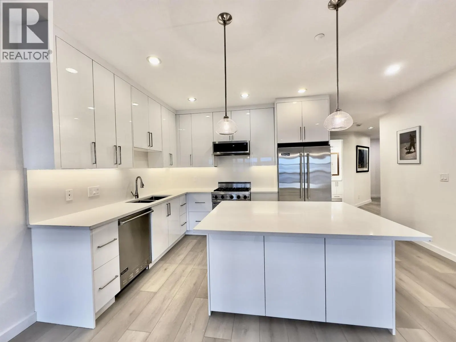 201 6688 ROYAL AVENUE