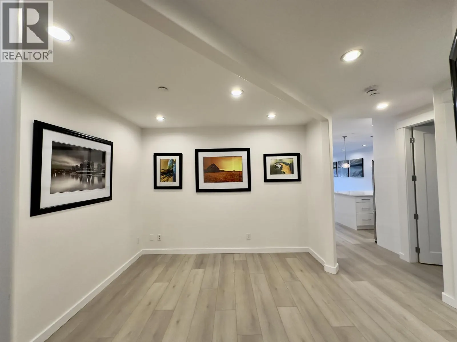 201 6688 ROYAL AVENUE