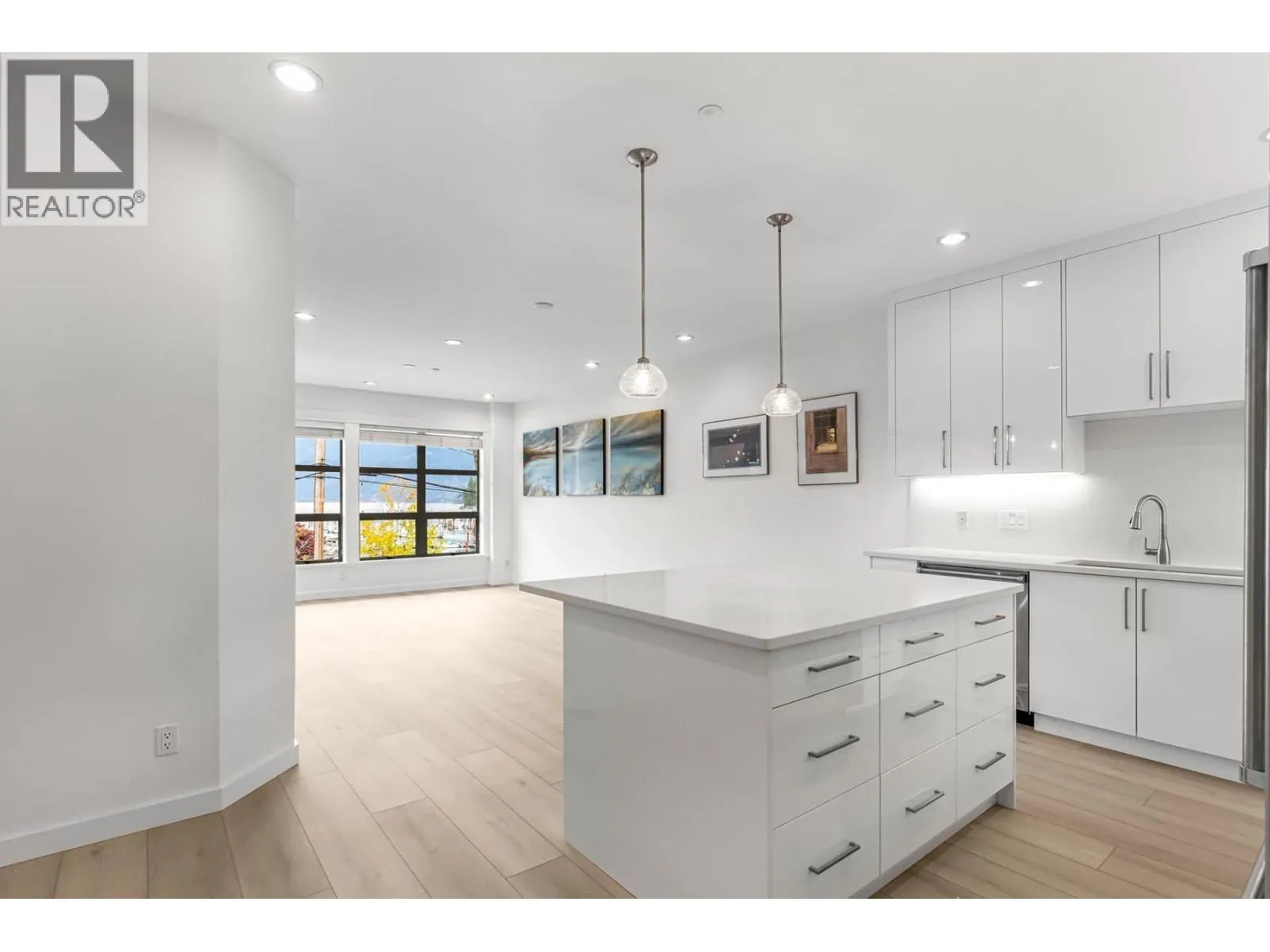 201 6688 ROYAL AVENUE