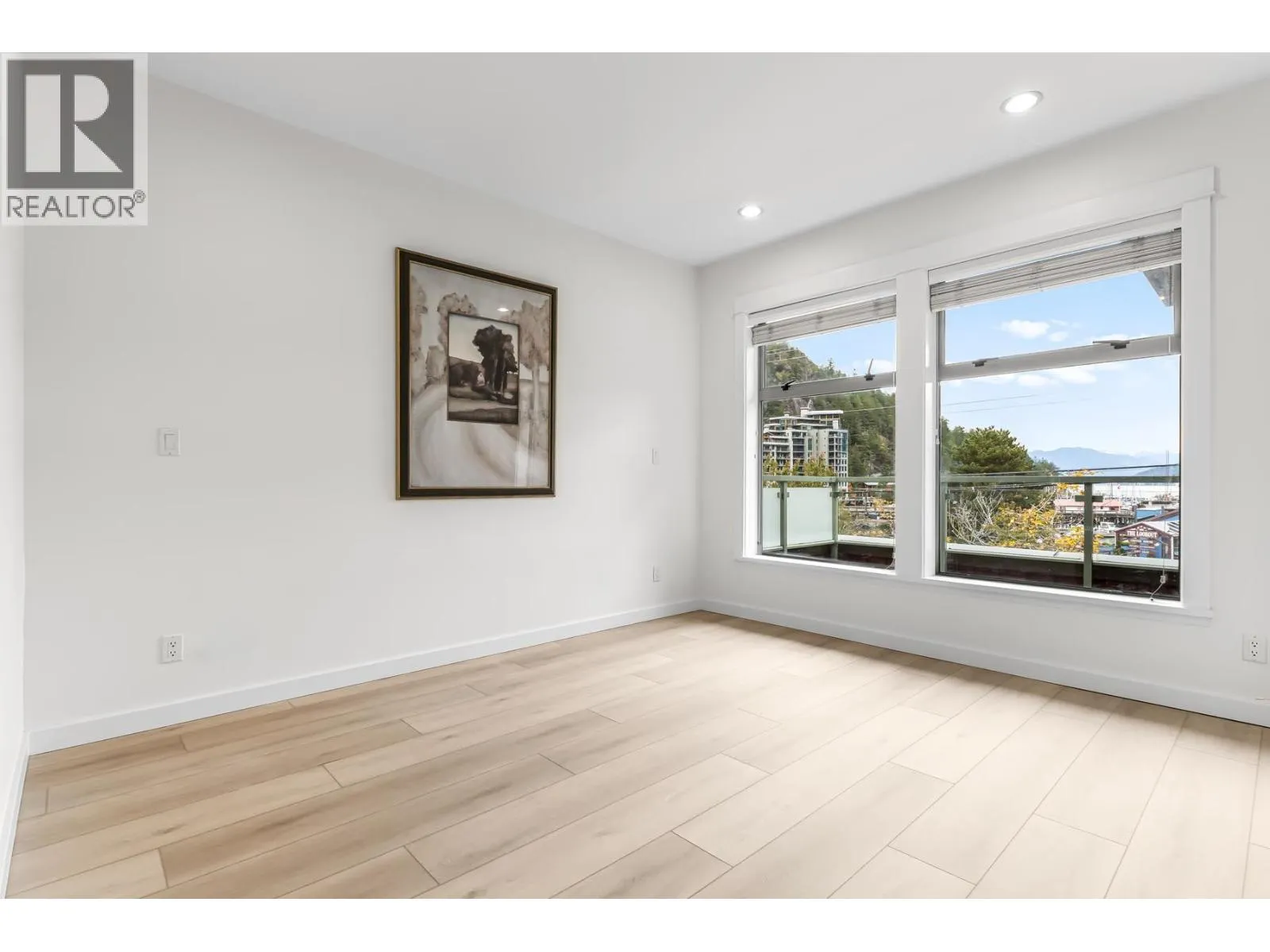 201 6688 ROYAL AVENUE