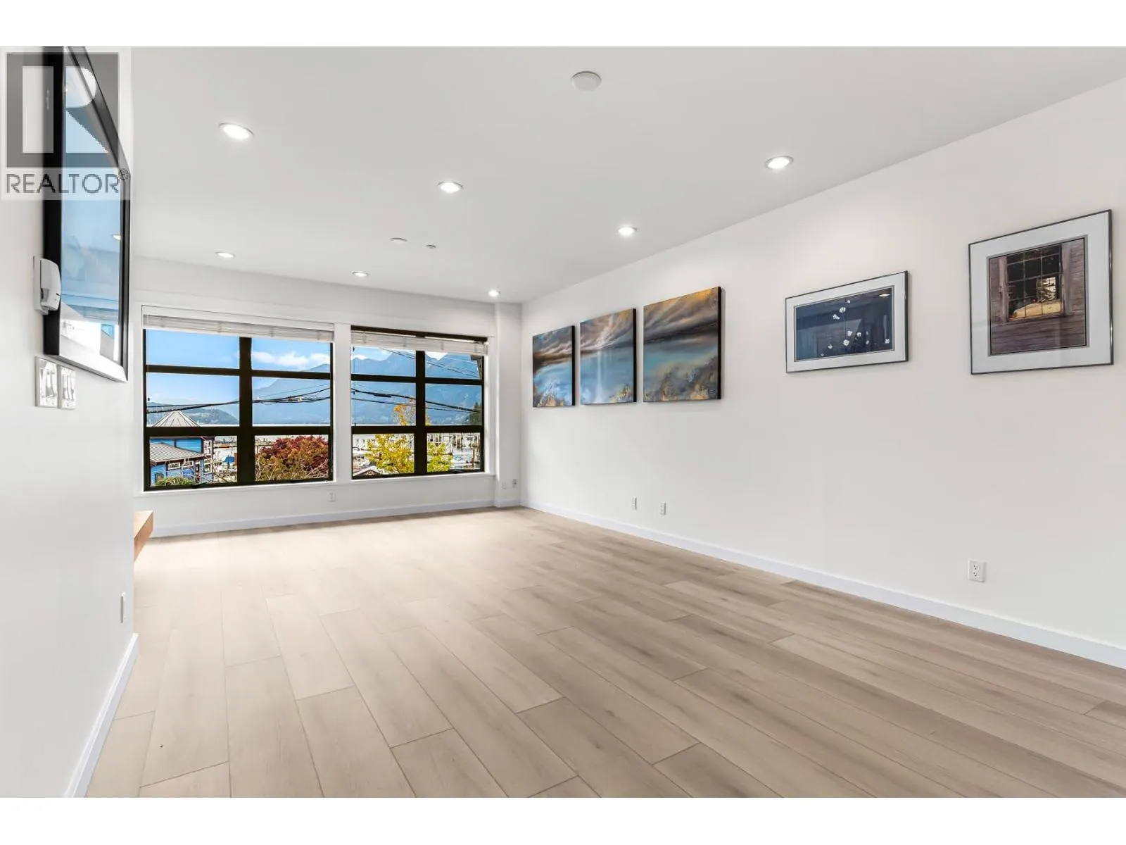 201 6688 ROYAL AVENUE