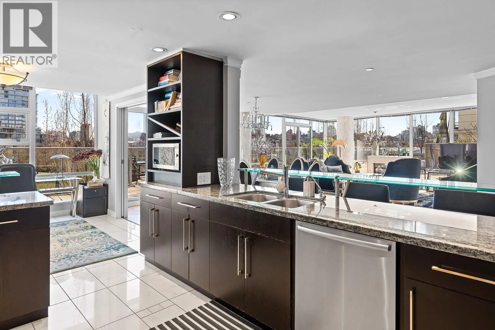 301 638 BEACH CRESCENT