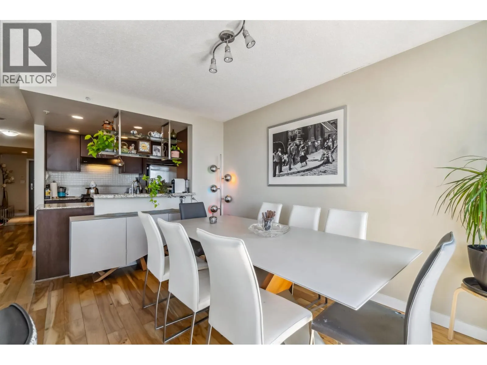 2202 583 BEACH CRESCENT