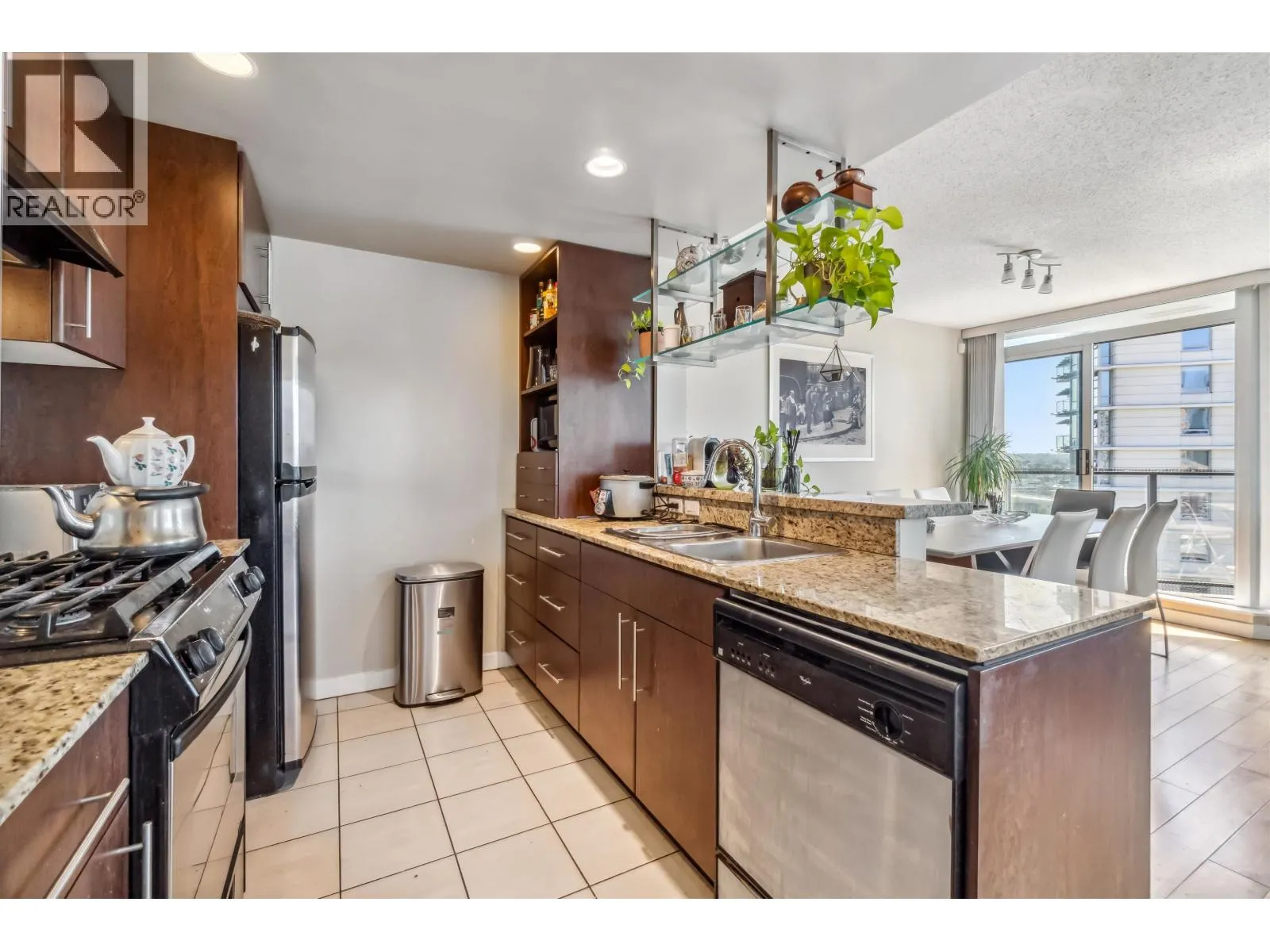 2202 583 BEACH CRESCENT