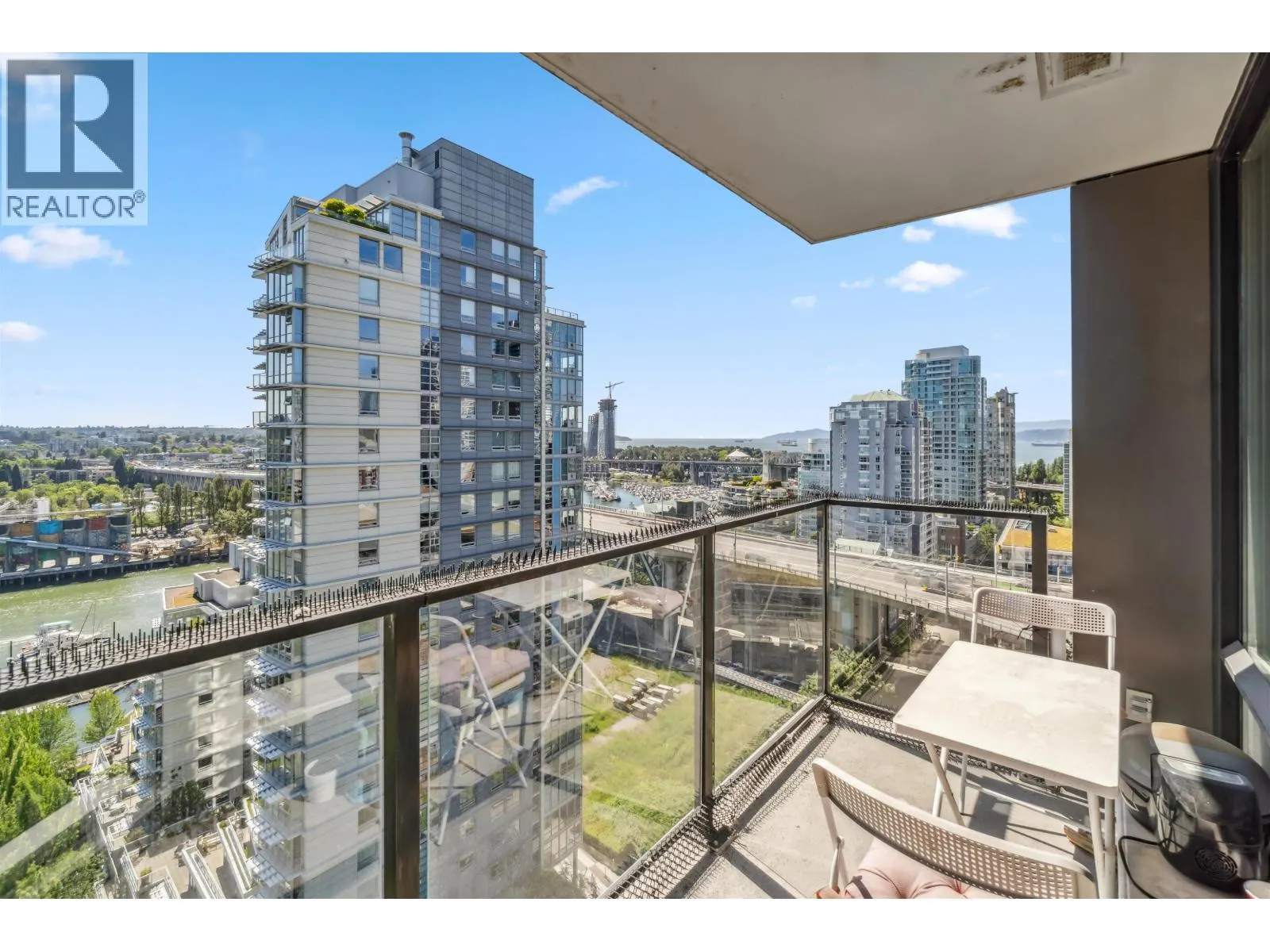 2202 583 BEACH CRESCENT