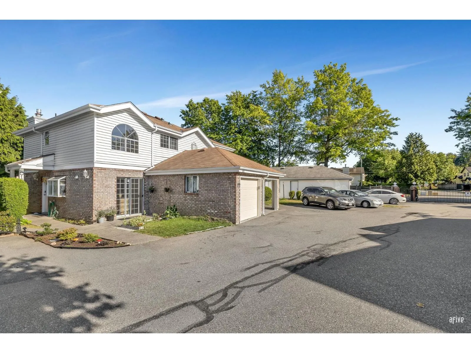 151 12233 92 AVENUE