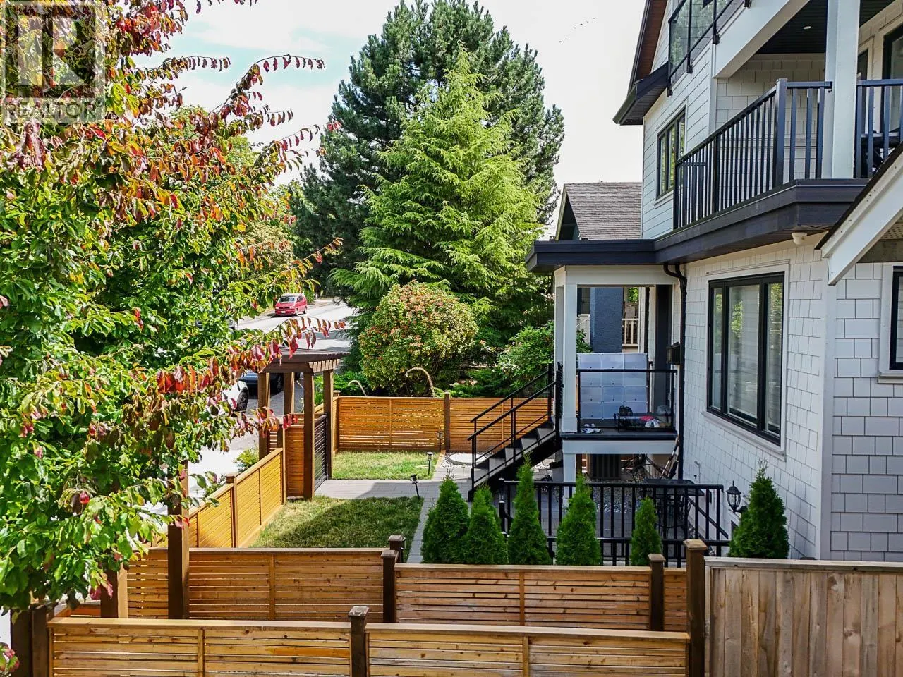 2554 DUNDAS STREET