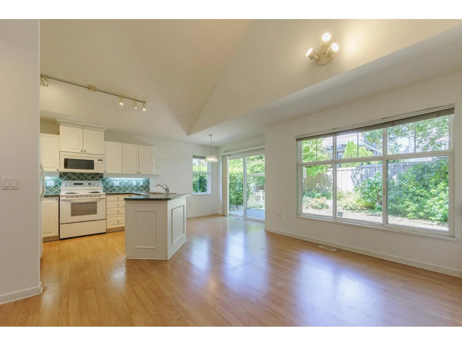 31 14877 33 AVENUE