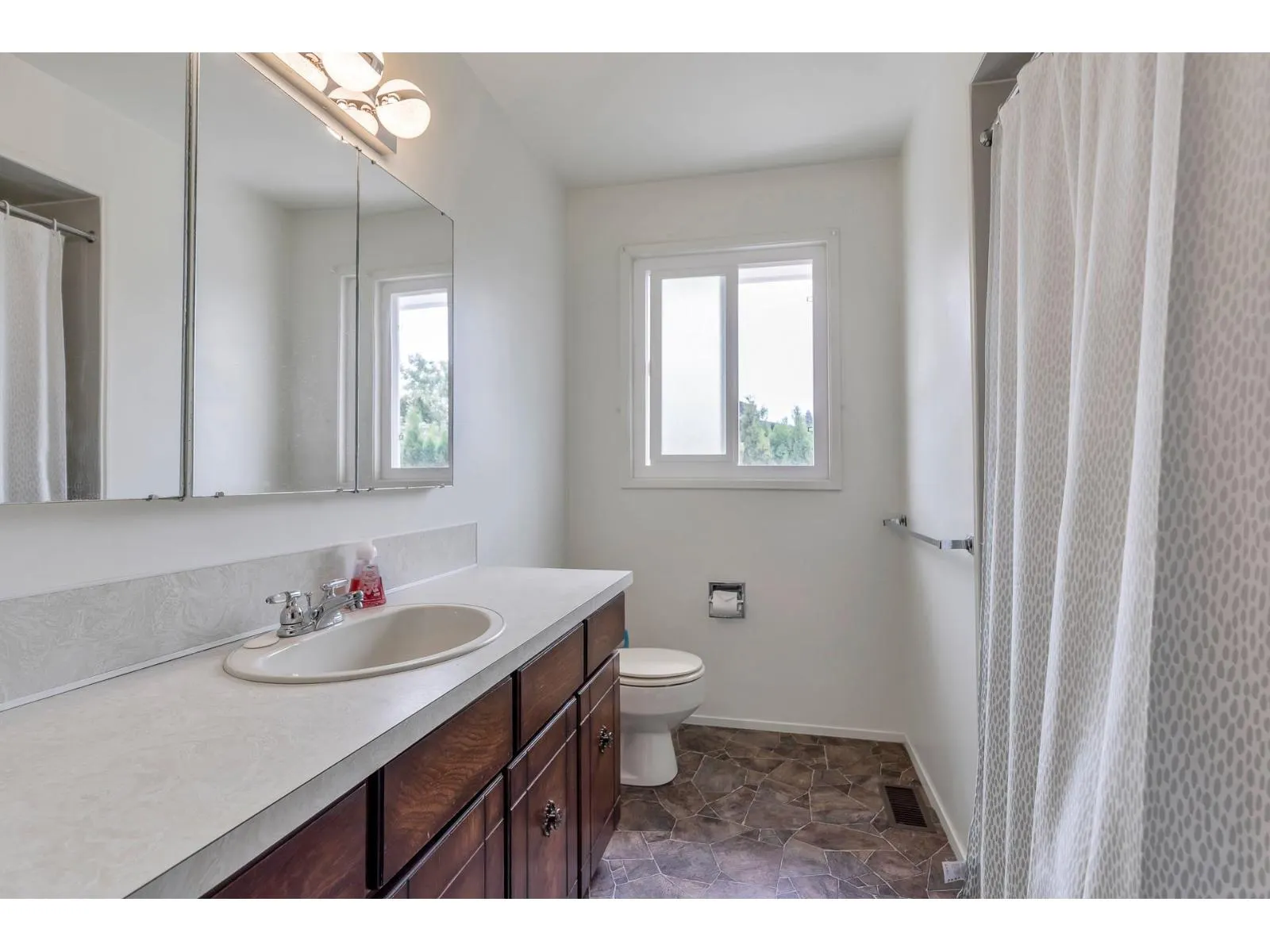 32640 LONSDALE CRESCENT