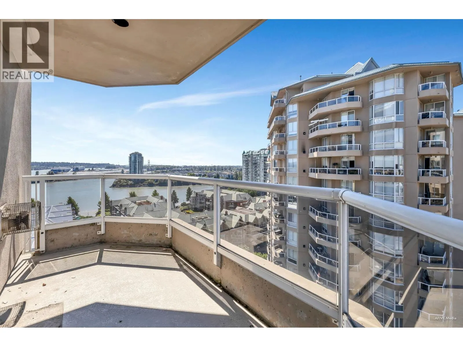 1605 1185 QUAYSIDE DRIVE