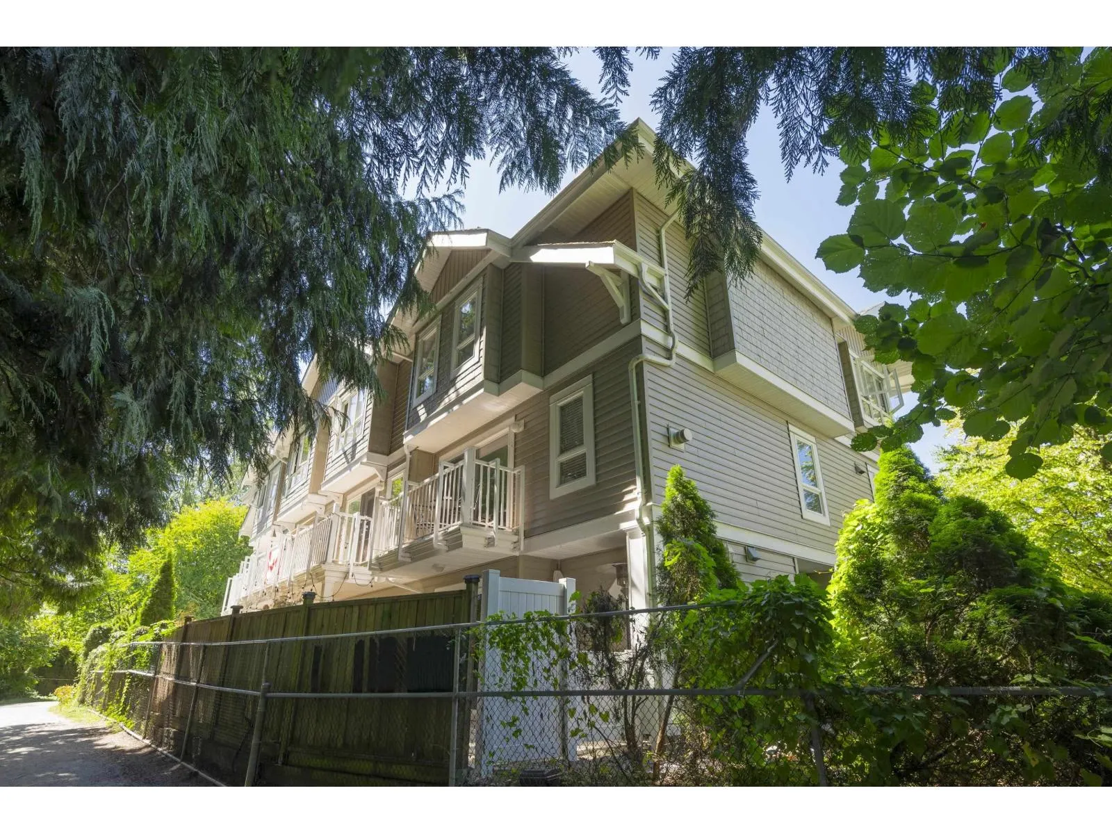 17 8968 208 STREET