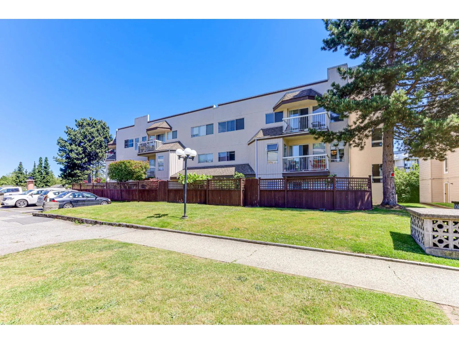 212 1860 E SOUTHMERE CRESCENT