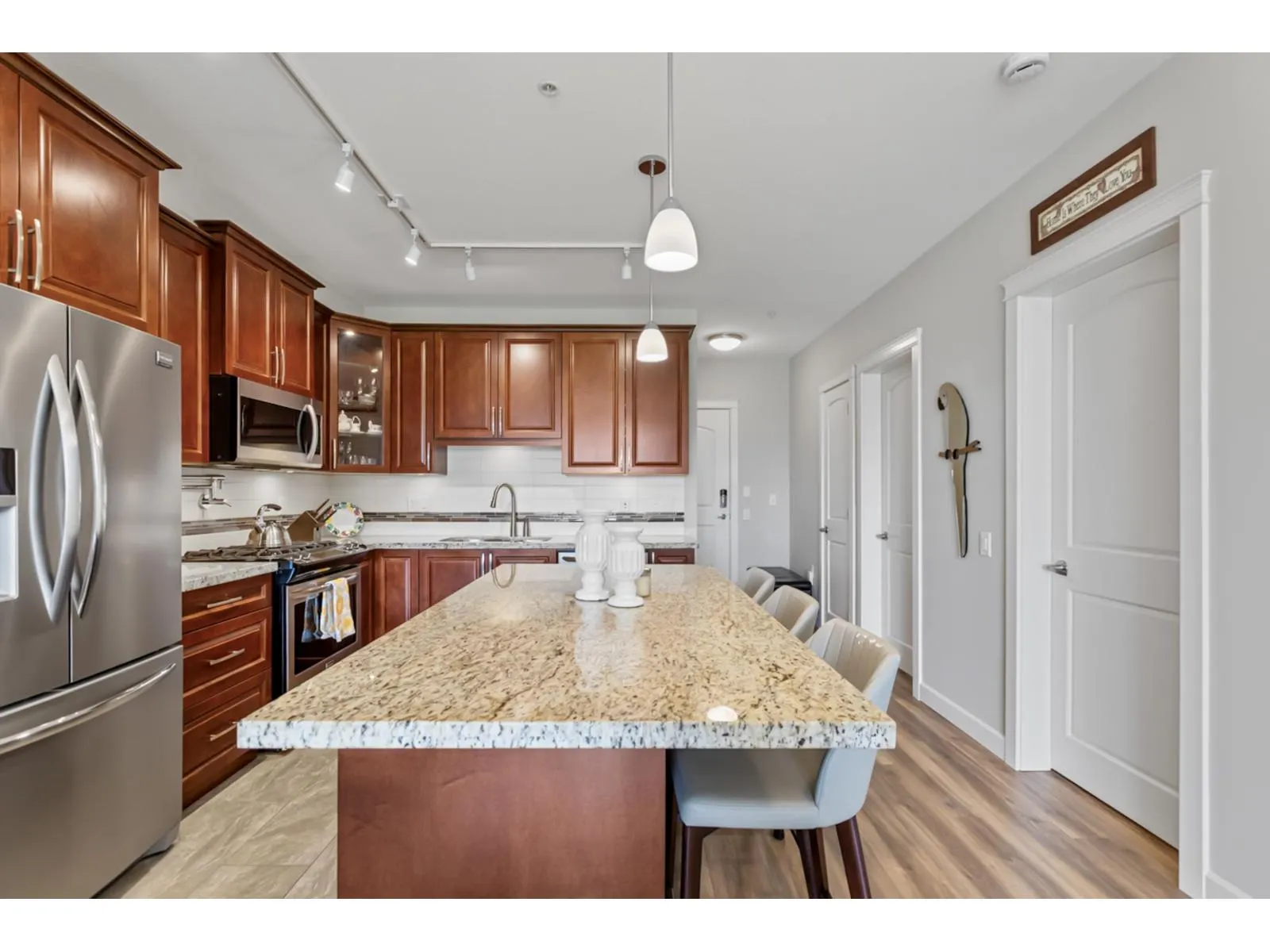 527A 8157 207 STREET