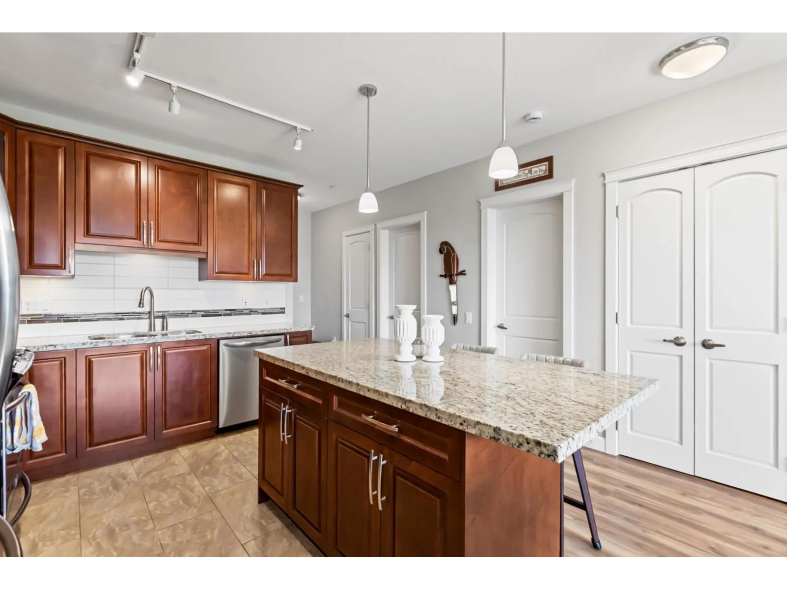 527A 8157 207 STREET