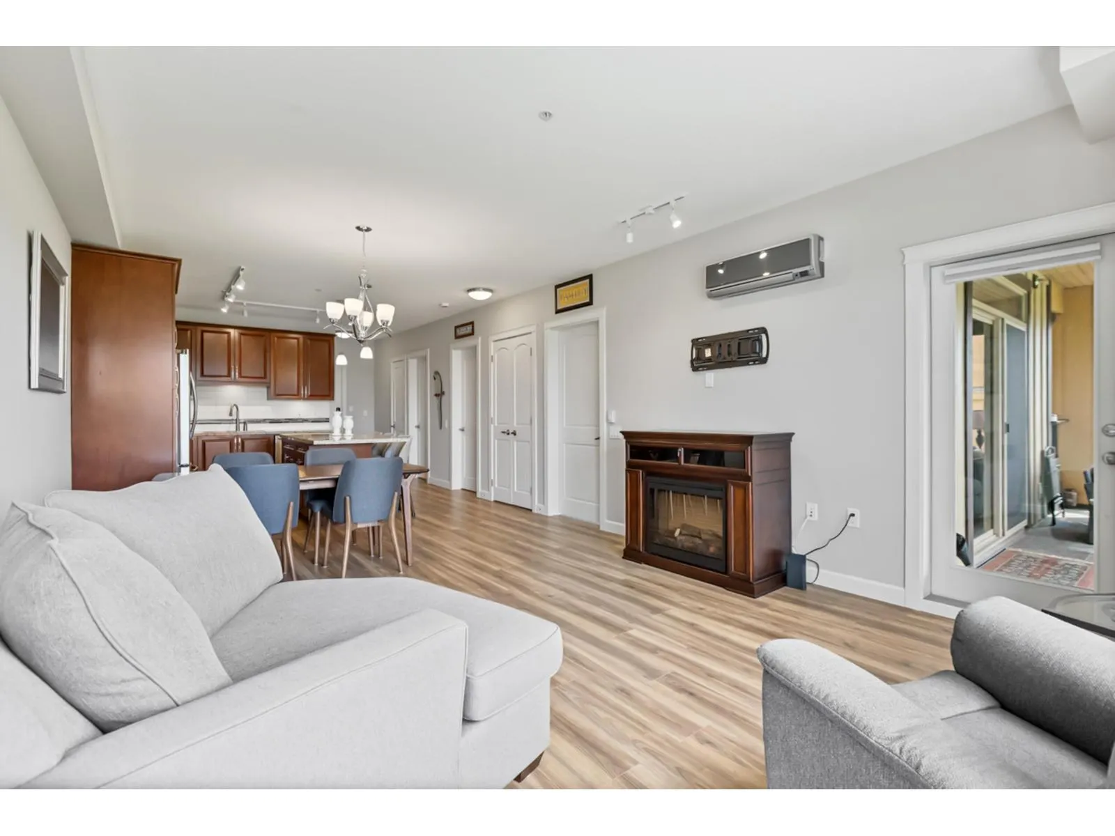 527A 8157 207 STREET