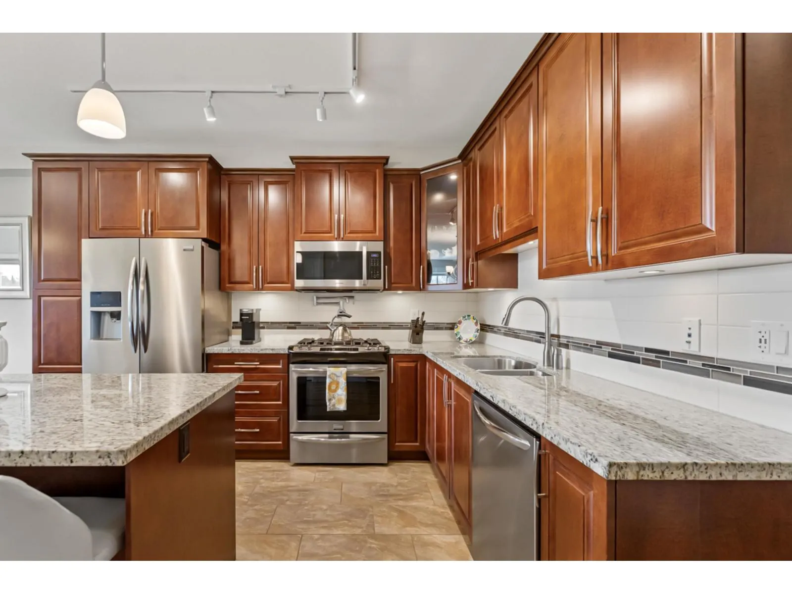 527A 8157 207 STREET