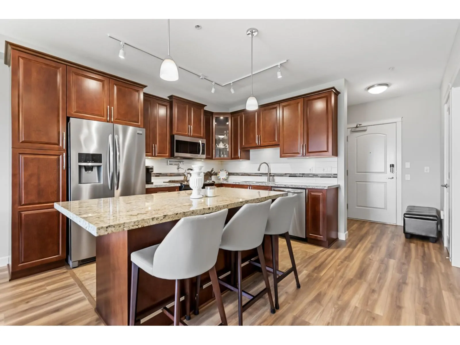527A 8157 207 STREET