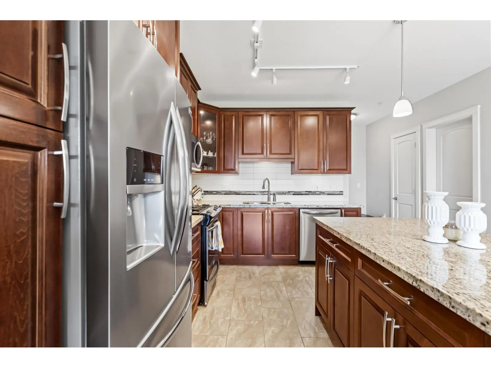 527A 8157 207 STREET