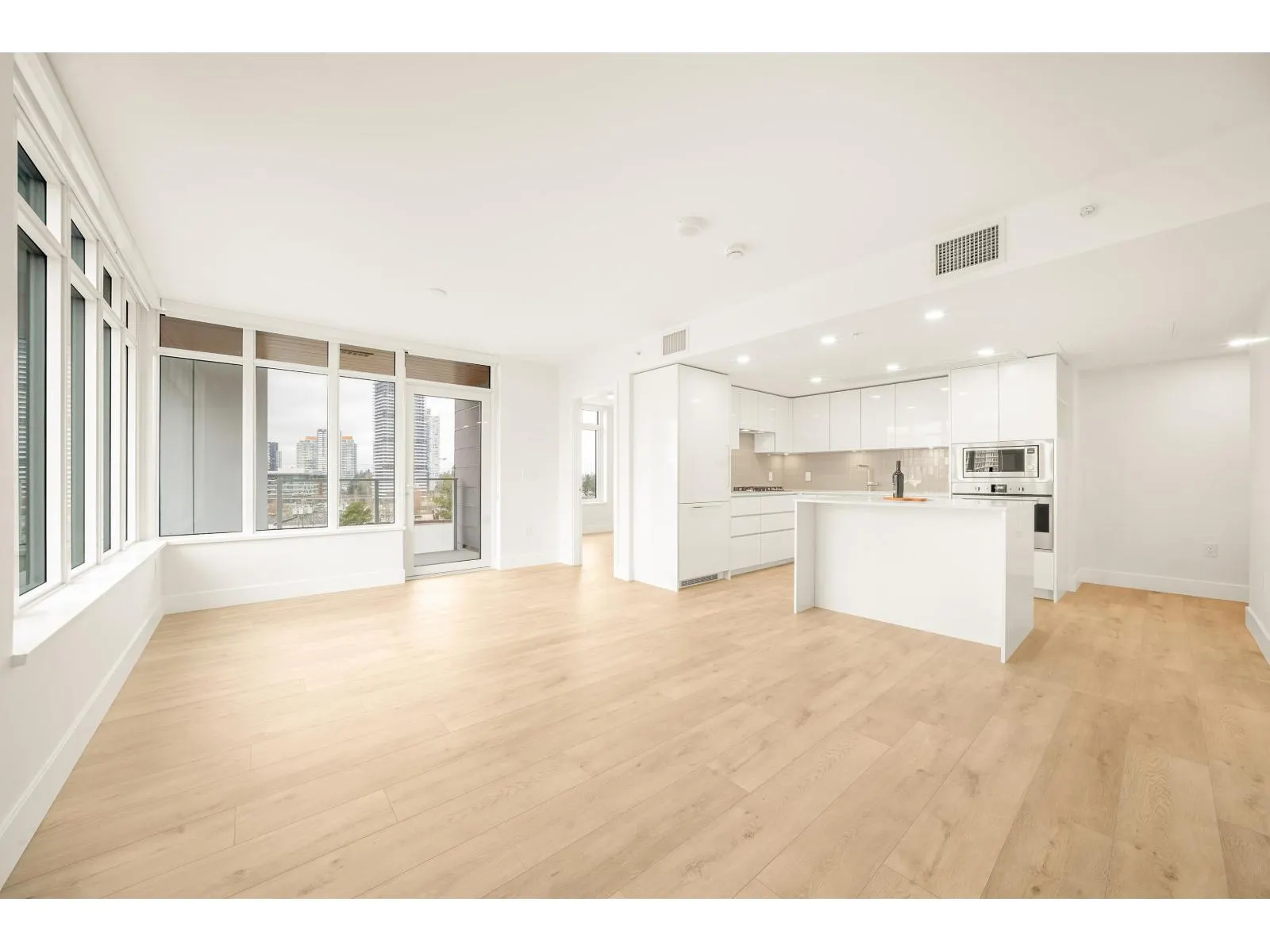 404 10428 WHALLEY BOULEVARD