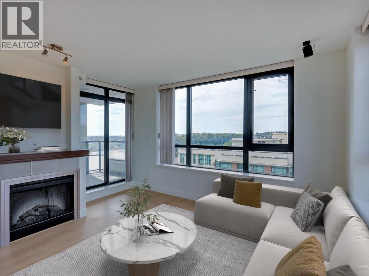 1607 1 RENAISSANCE SQUARE