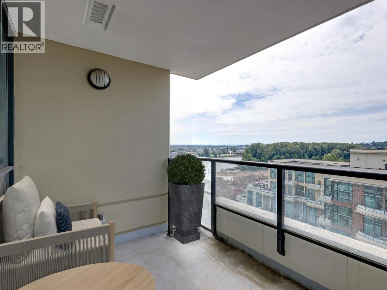 1607 1 RENAISSANCE SQUARE