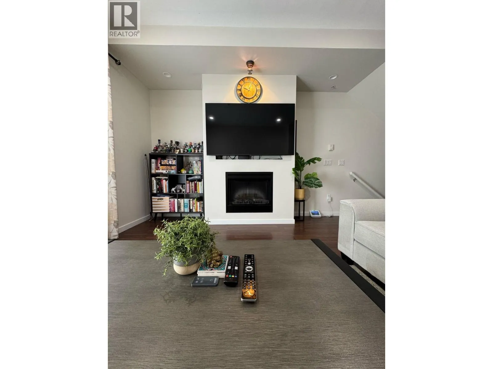 21 2418 AVON PLACE