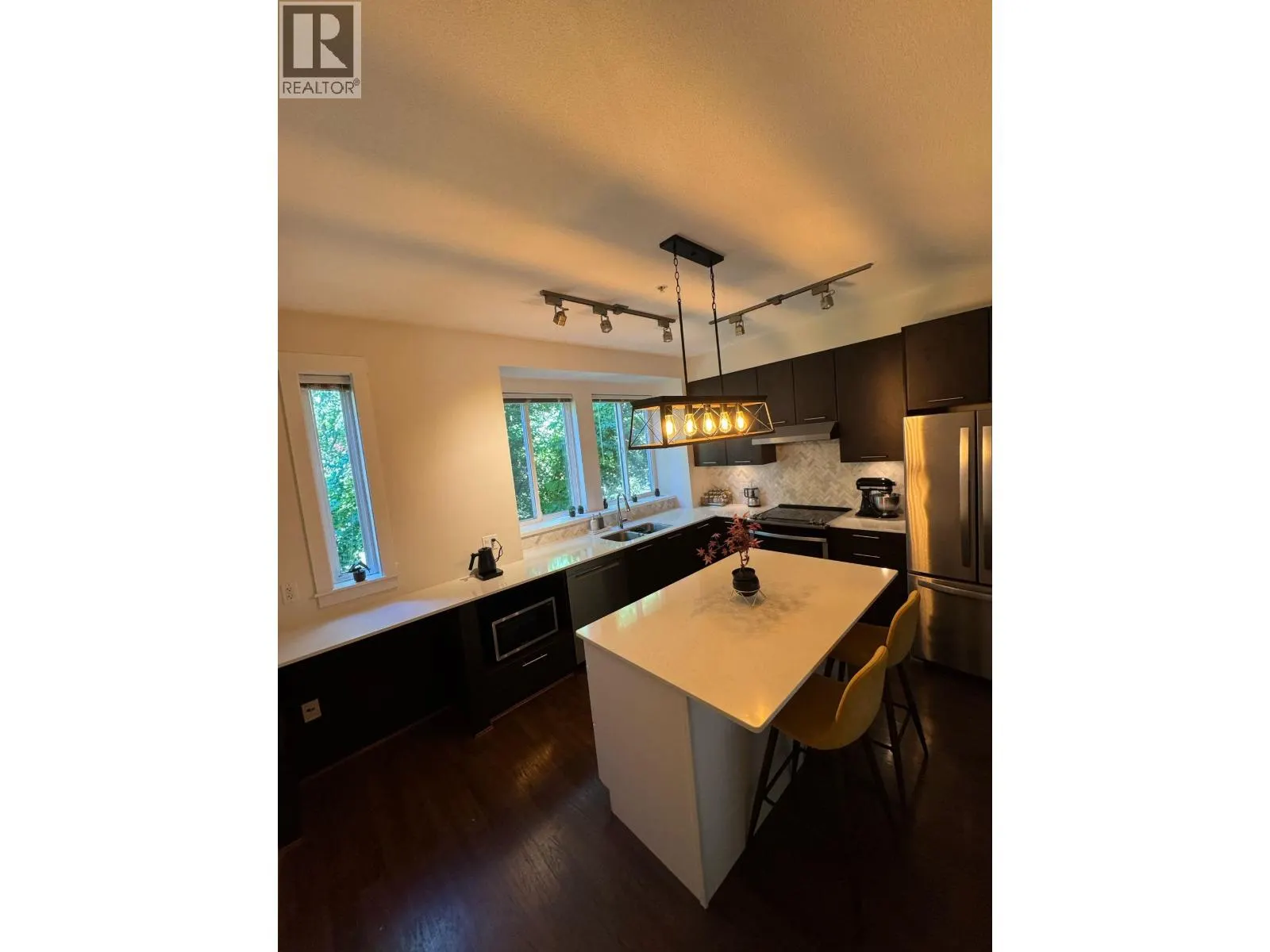 21 2418 AVON PLACE
