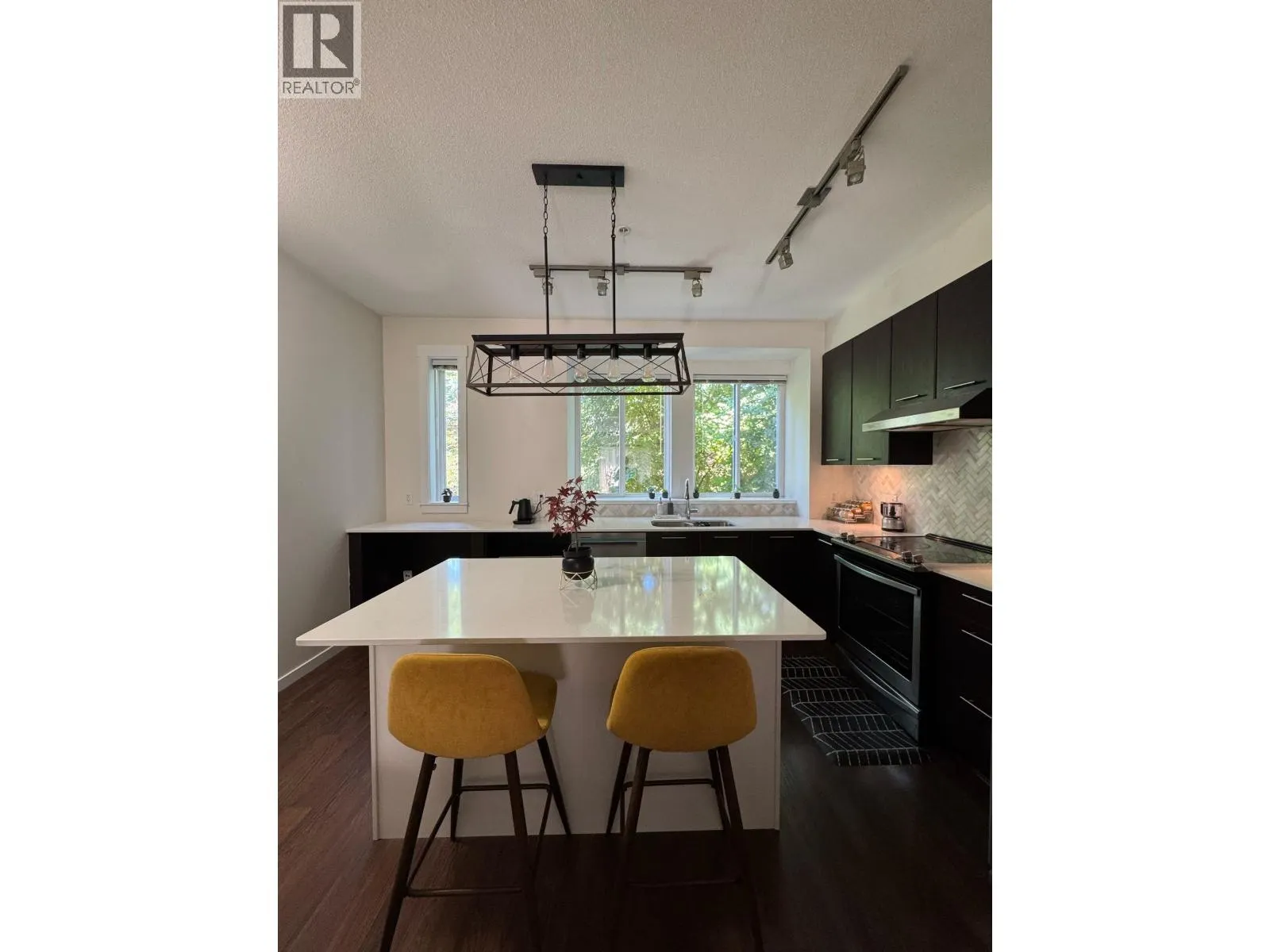 21 2418 AVON PLACE