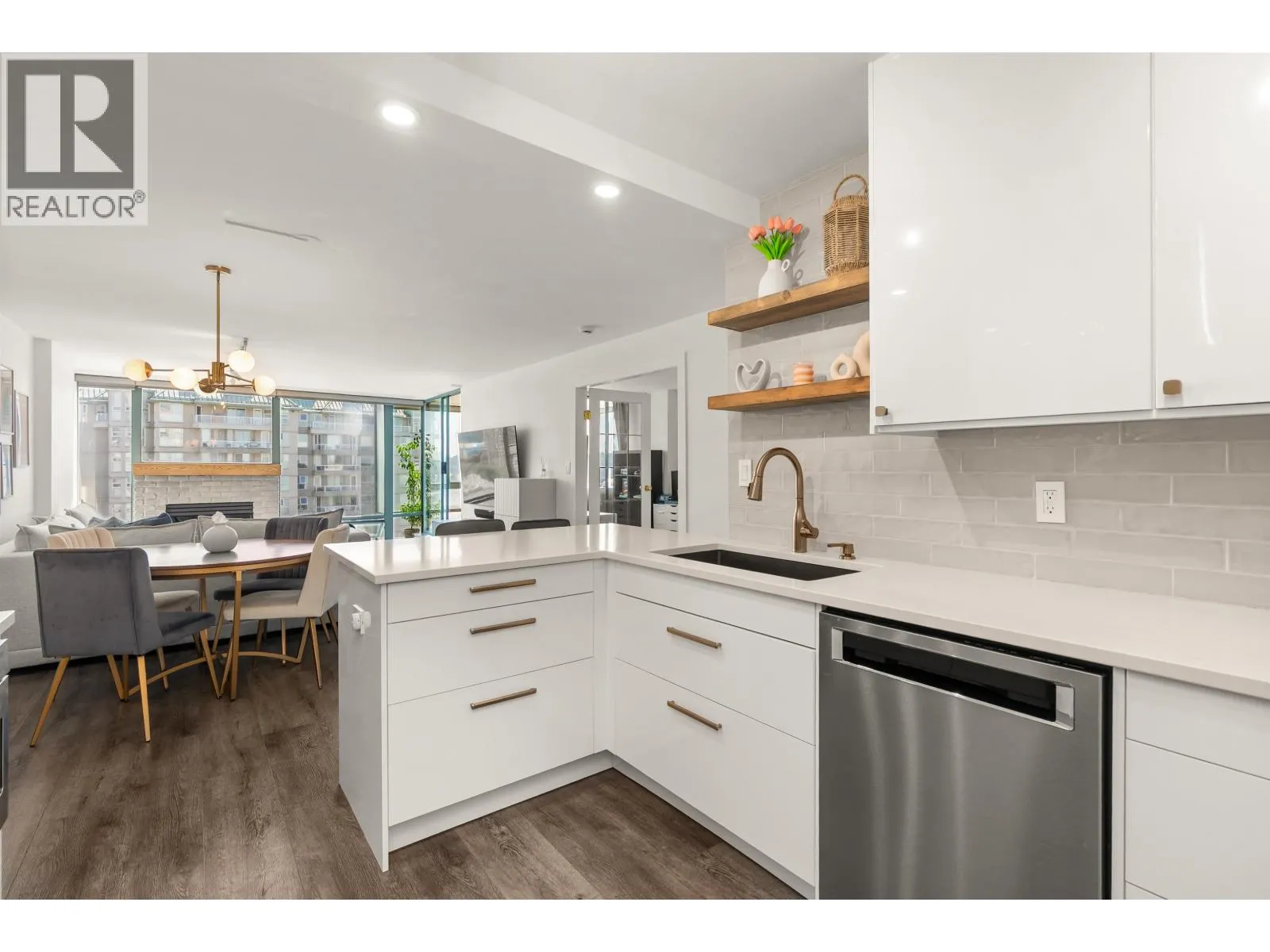 1602 8 LAGUNA COURT