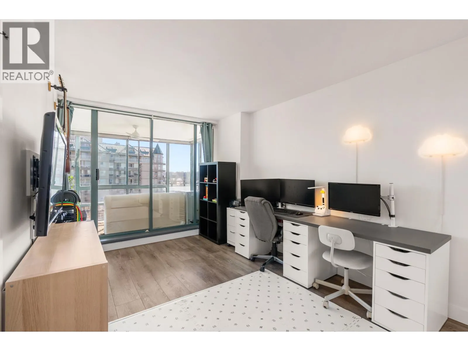1602 8 LAGUNA COURT