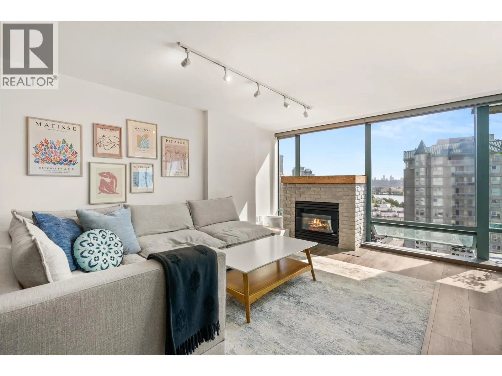 1602 8 LAGUNA COURT
