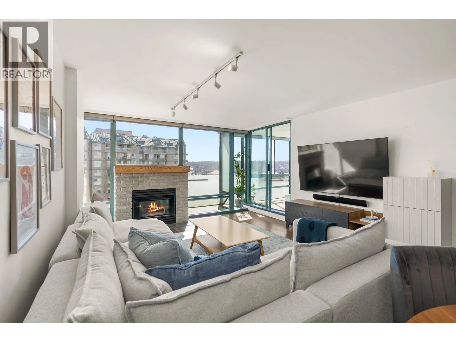1602 8 LAGUNA COURT