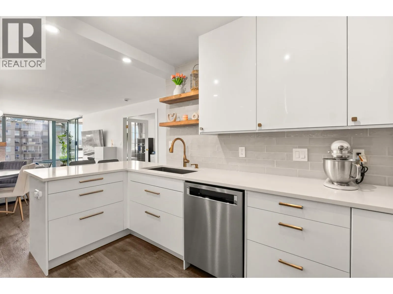 1602 8 LAGUNA COURT