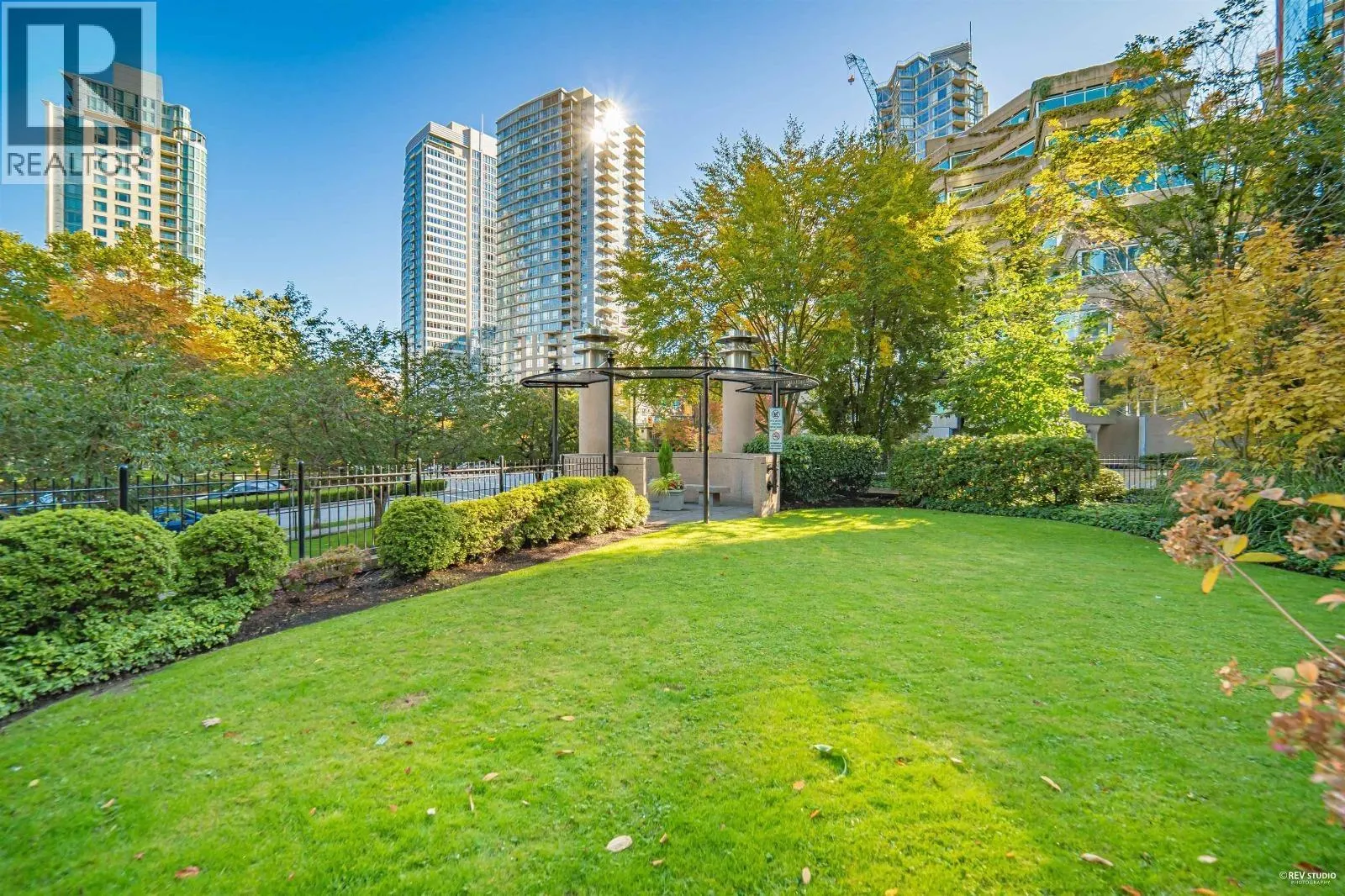 803 803 555 JERVIS ST