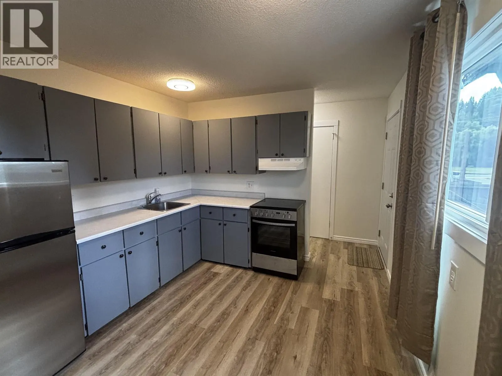 H122 1900 STRATHCONA AVENUE