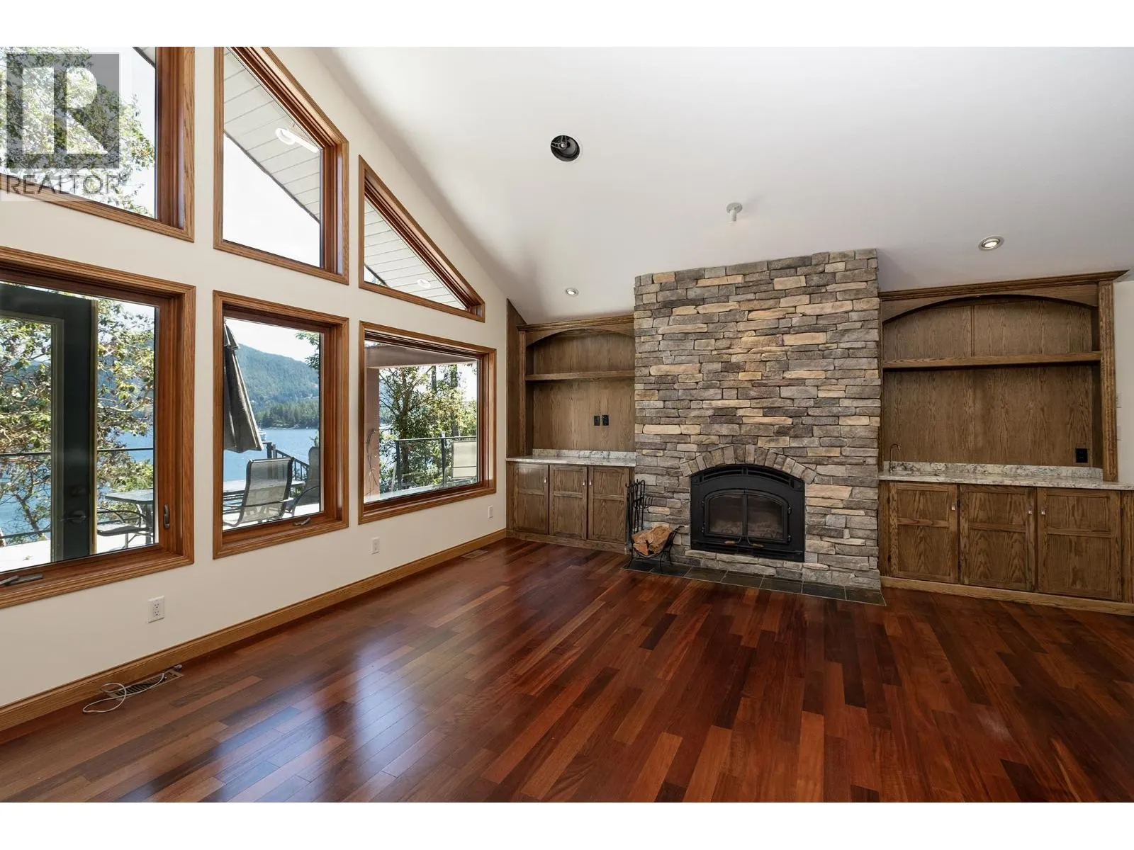 22 4622 SINCLAIR BAY ROAD