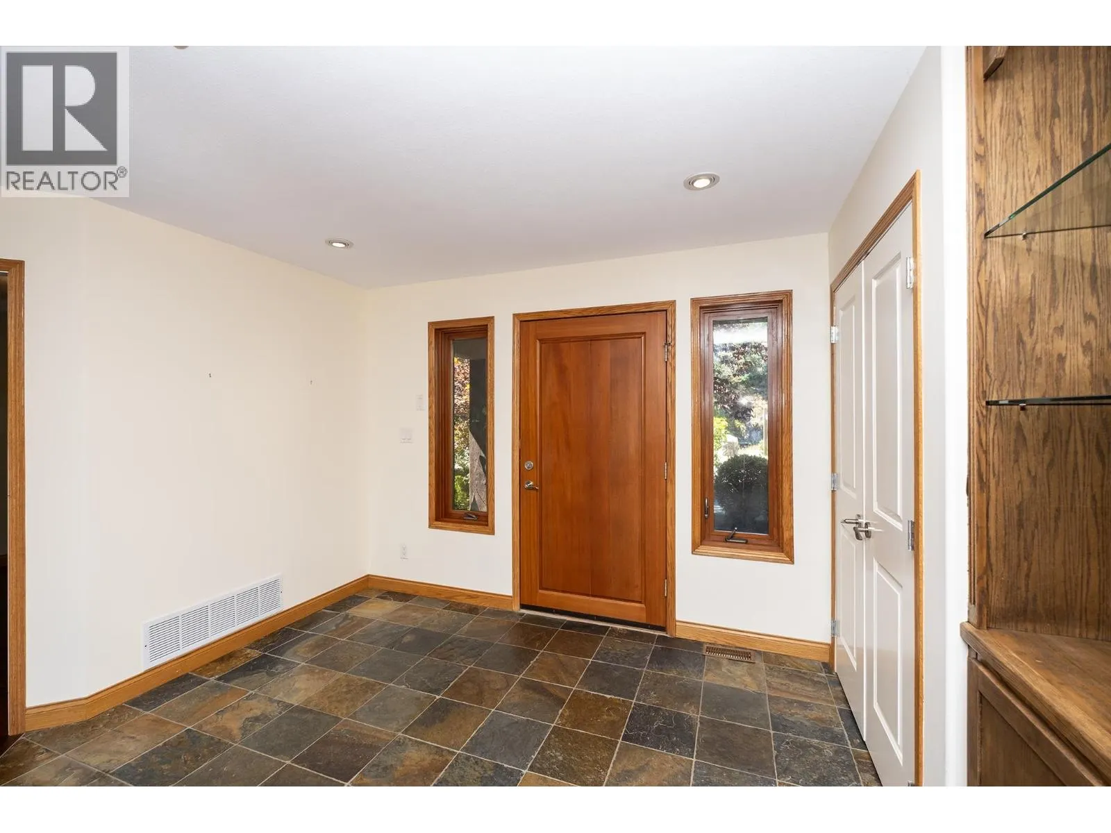 22 4622 SINCLAIR BAY ROAD