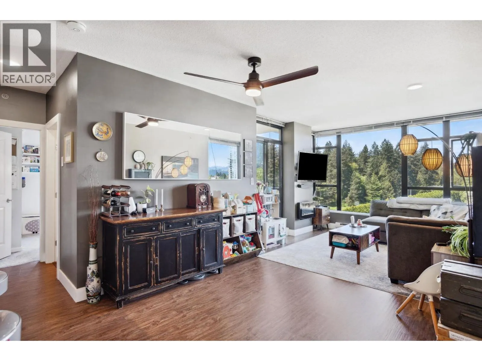 1401 15 E ROYAL AVENUE