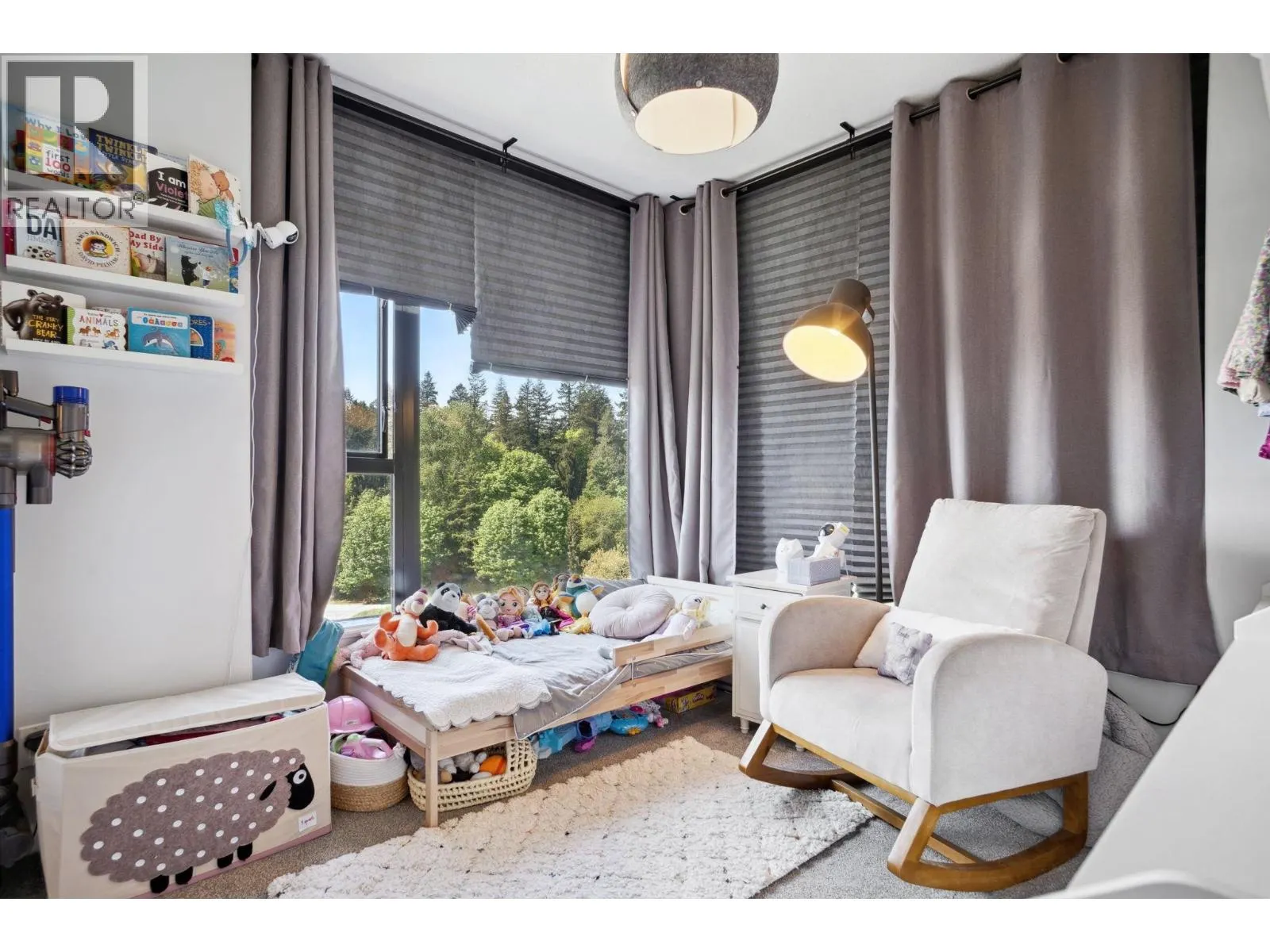 1401 15 E ROYAL AVENUE