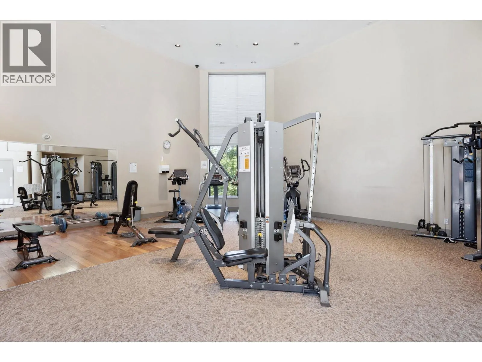 1401 15 E ROYAL AVENUE