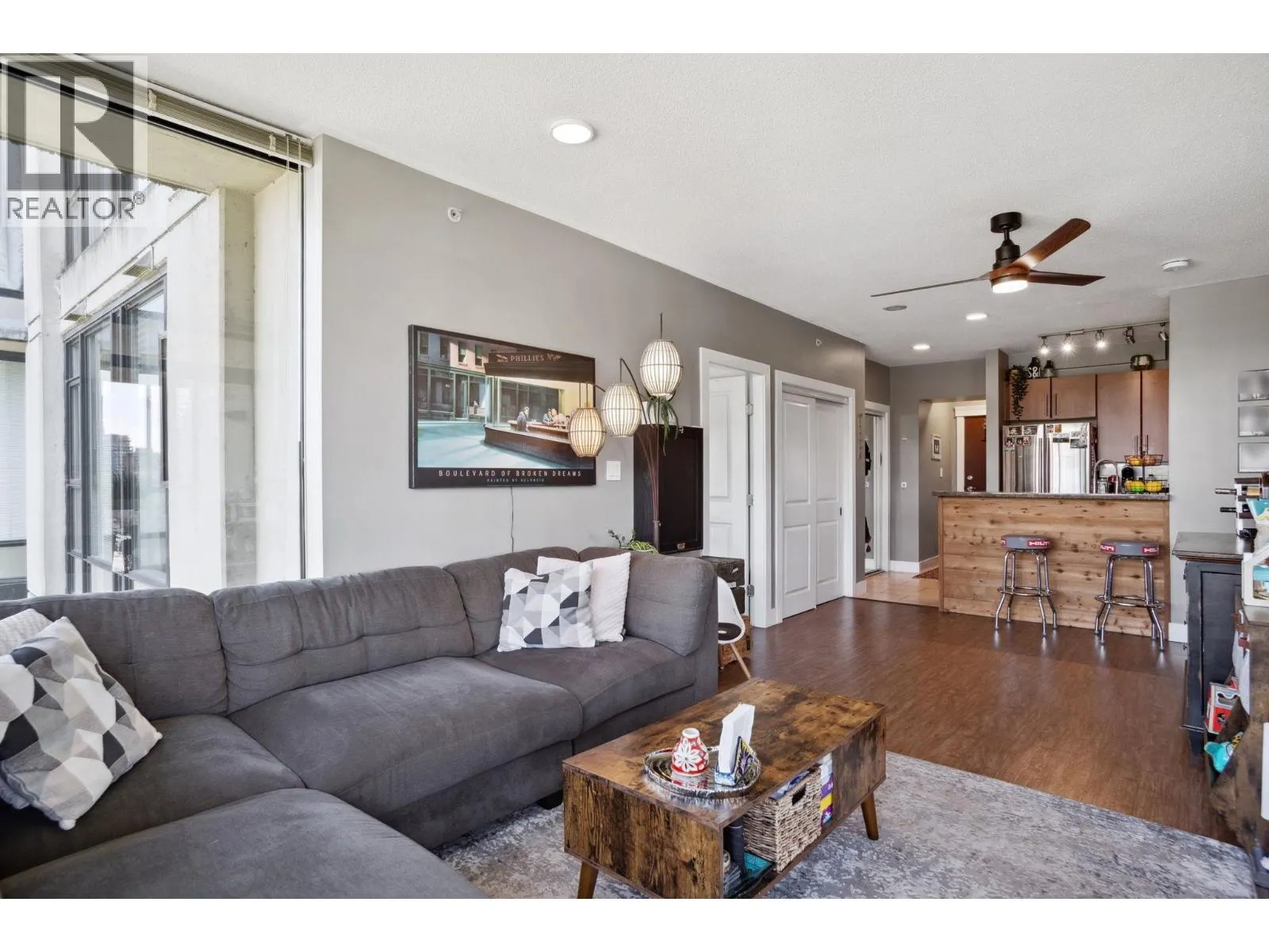 1401 15 E ROYAL AVENUE