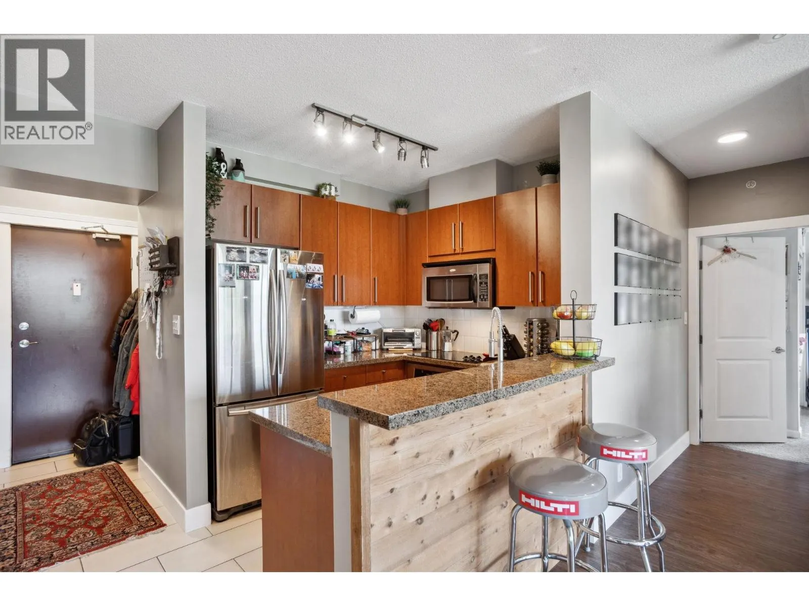 1401 15 E ROYAL AVENUE