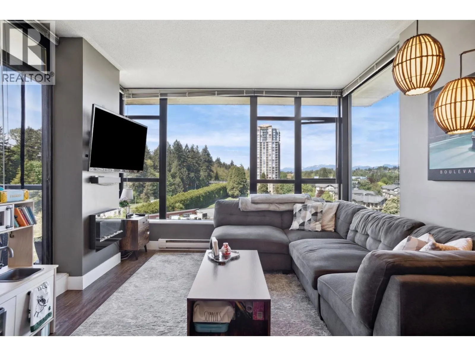 1401 15 E ROYAL AVENUE