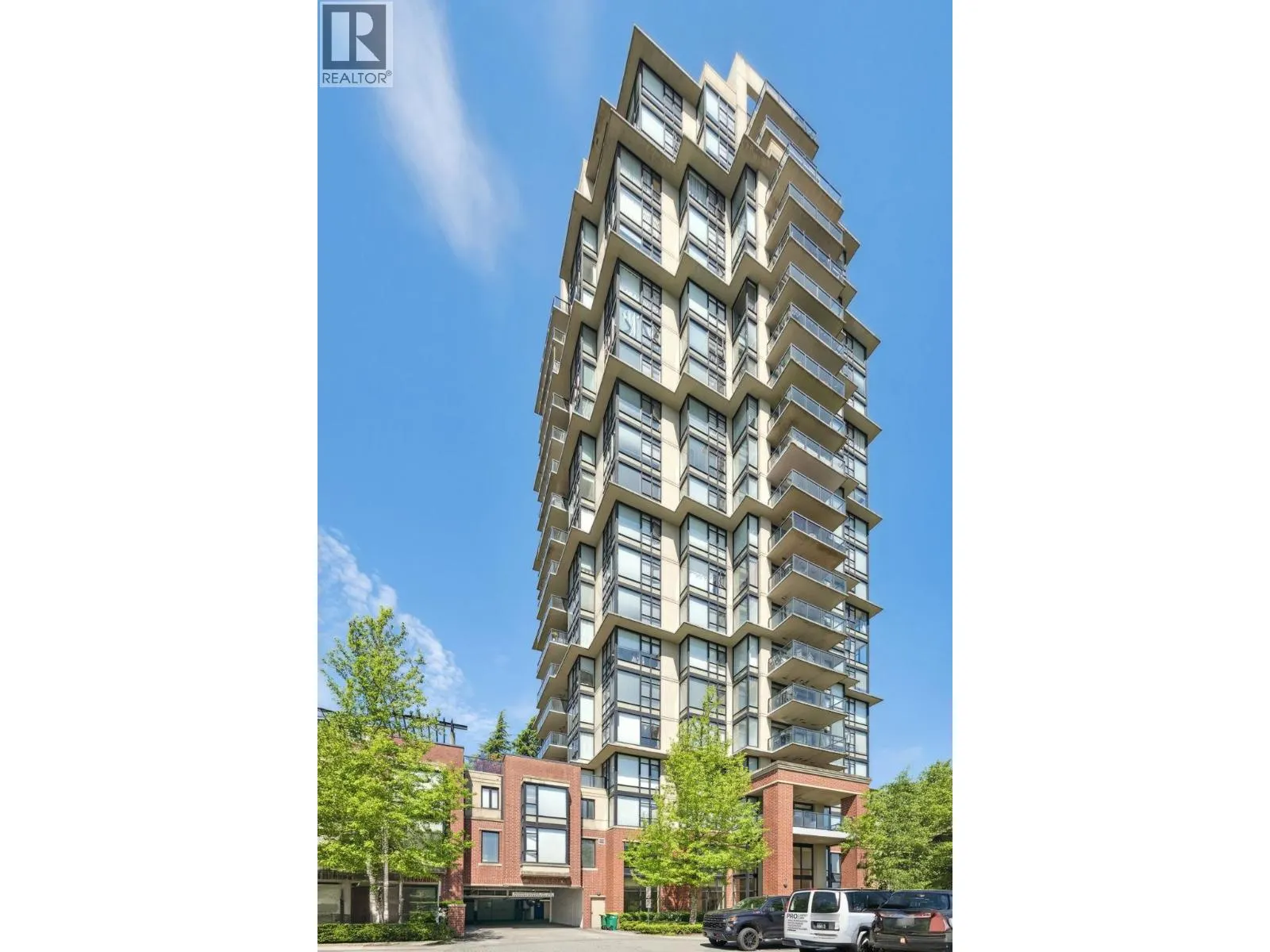 1401 15 E ROYAL AVENUE