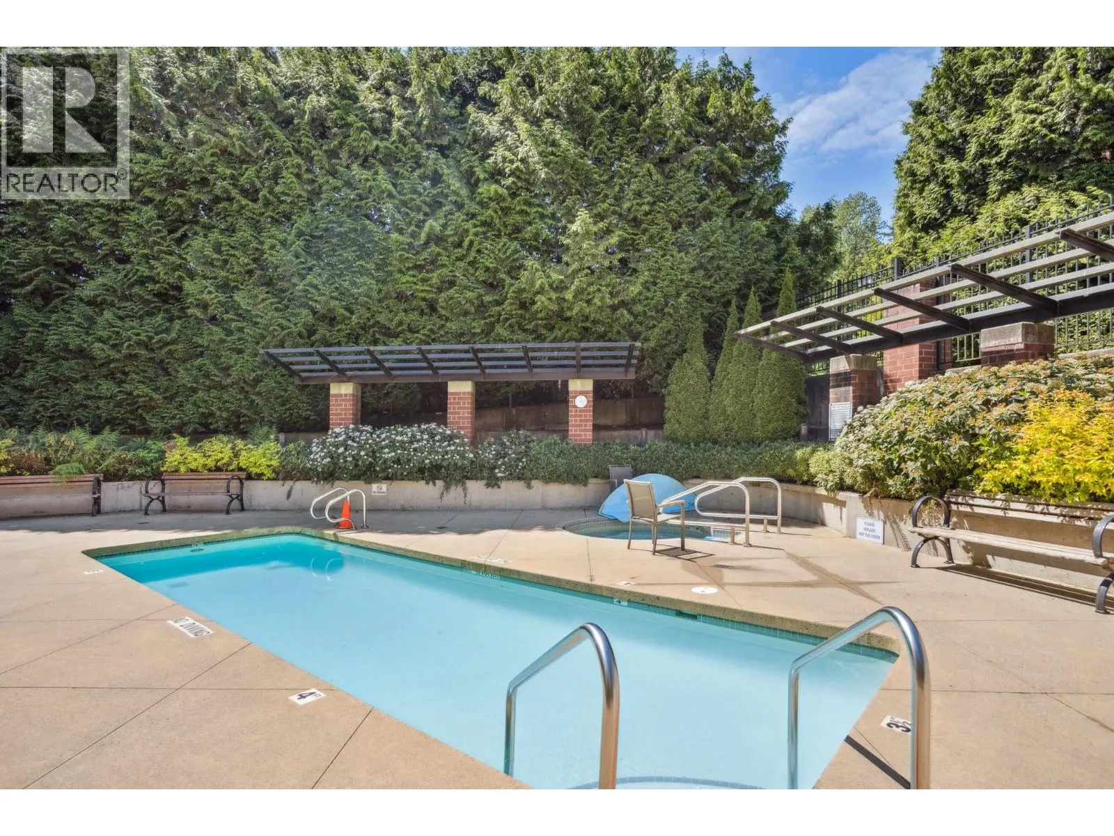 1401 15 E ROYAL AVENUE