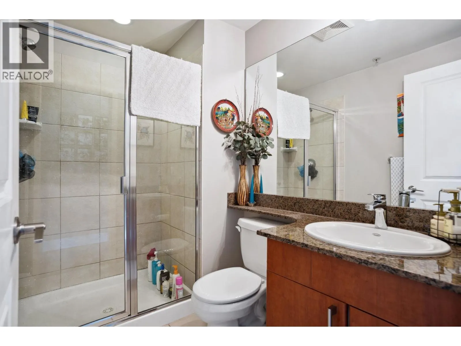 1401 15 E ROYAL AVENUE
