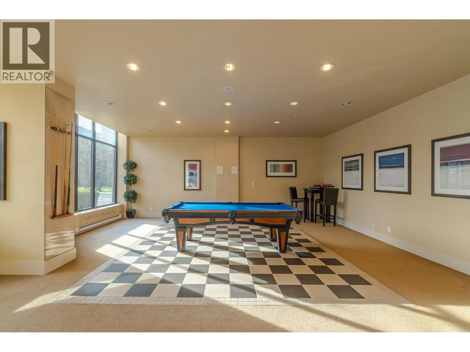 1401 15 E ROYAL AVENUE